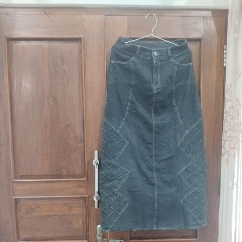 preloved rok bahan denim,stech,panjang 95cm,ada saku kanan kiri,motif abstrak,warna biru dongker(bel