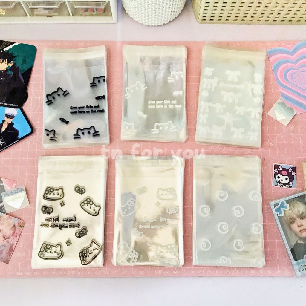 

Plastik Packing Kue Snack Freebies Motif Pita Bintang Bunga Daisy Heart Cat Kucing Cute Putih Pink Kuning Biru Fuchsia Cover Sleeve Toploader Photocard PC Freebies 8 x 10 cm | Plastic Sealing Bag Star Daisy Flower Ribbon Heart Cat Cute Pattern