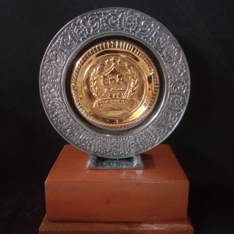 Trophy logam piring logo Bnr