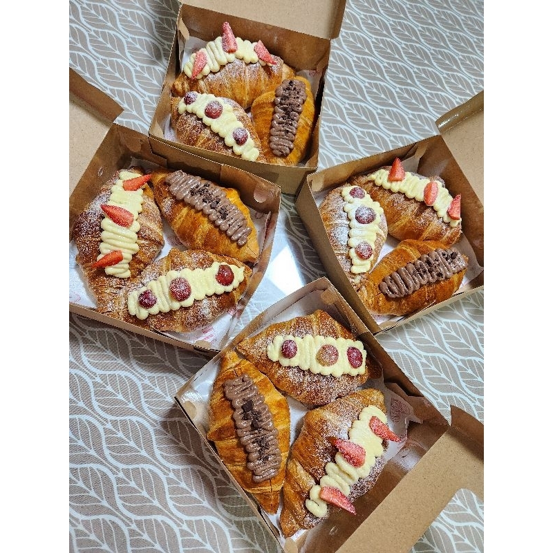 

Croissant cream fruits 1box - 3pc