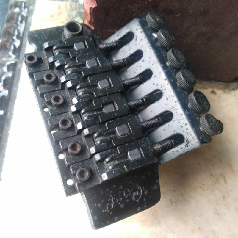 tremolo gitar updown Floyd Rose CORT batangan, warna hitam