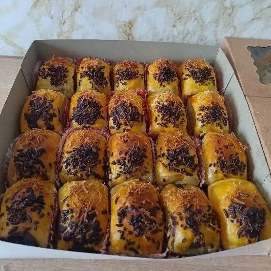 

bolen pisang enak murah 1 box isi 8