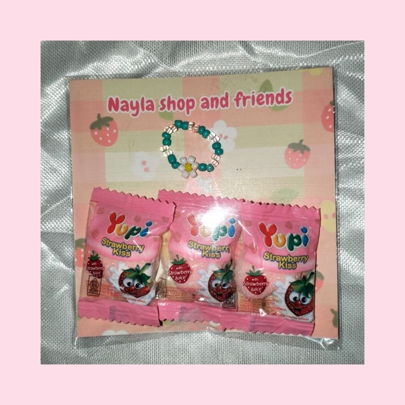 

Mini Gift Snack isi permen Yupi dan satu cincin manik-manik, order lebih dari 10 dapat bonus 4 cincin manik-manik