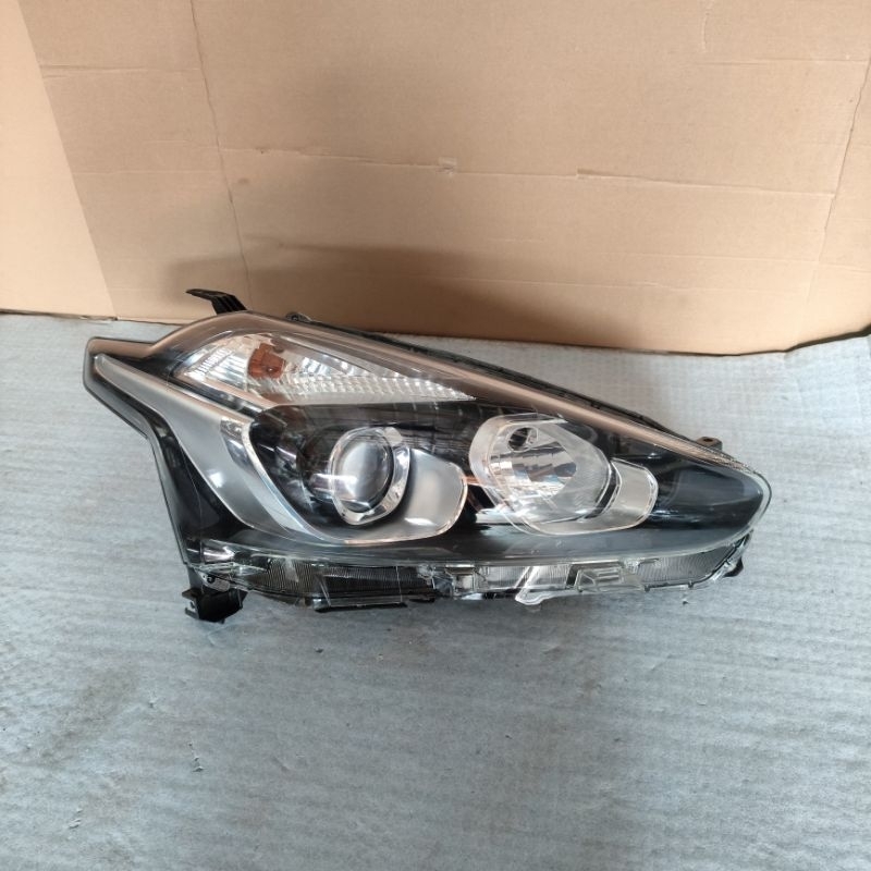 Headlamp Lampu Depan Toyota Sienta G / V 2017 2018 2019 2020 Original