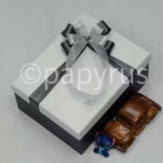 

PAPYRUS Kombinasi 17,5x22,5 Tinggi 10cm Kotak Kado Gift Box V2