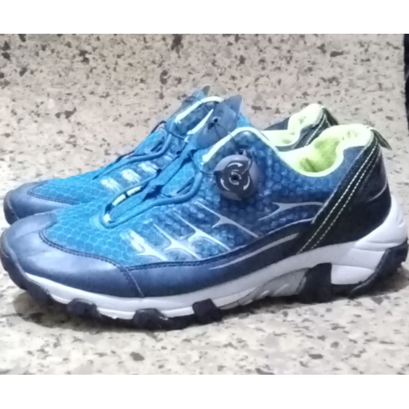 sepatu outdoor second size 42