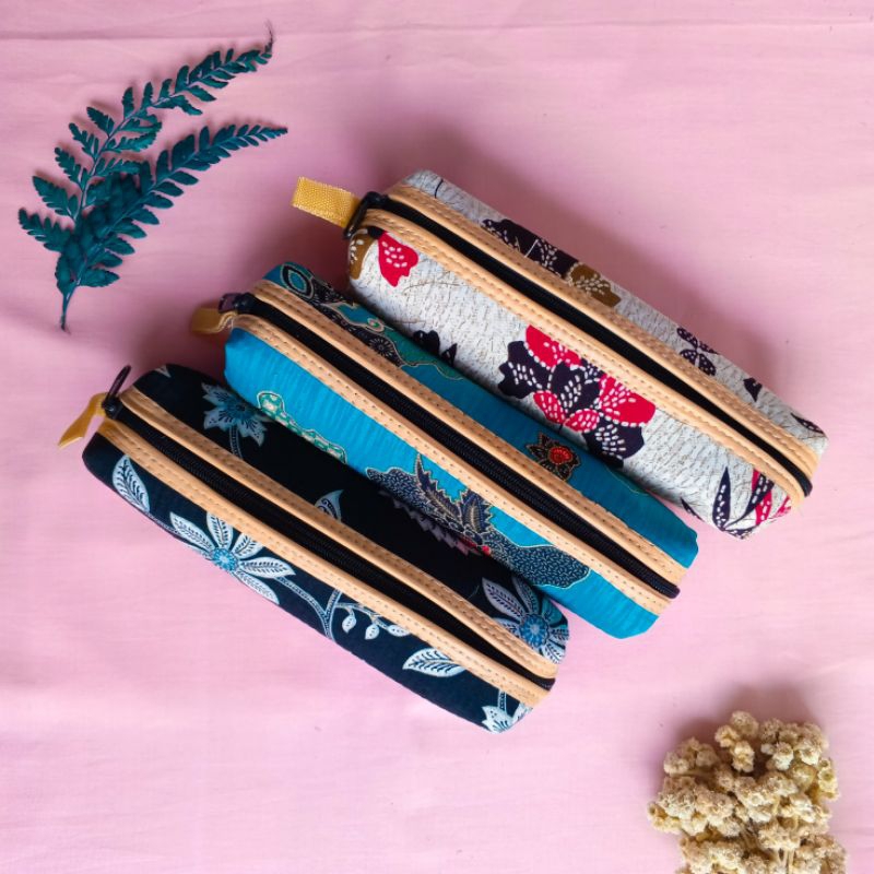 

PAKET 100 PCS | Tempat Pensil Khas Jogja Ukuran 19 x 7 cm | Souvenir Pernikahan, Khitanan, Hadiah, dll