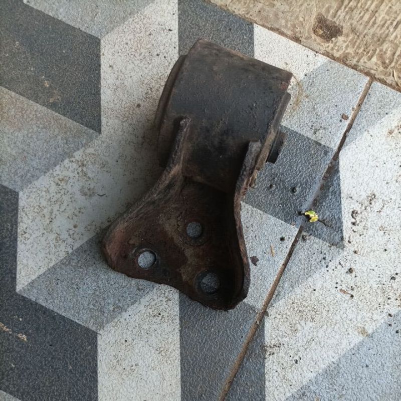 engine mounting belakang mazda cronos v6