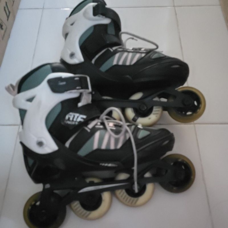 Sepatu roda anak merk Oxelo size 38 - 40,  preloved + 4 buah roda tambahan