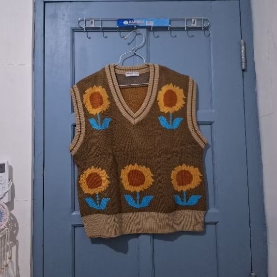 Preloved Vest Sunflower Haideeorlin