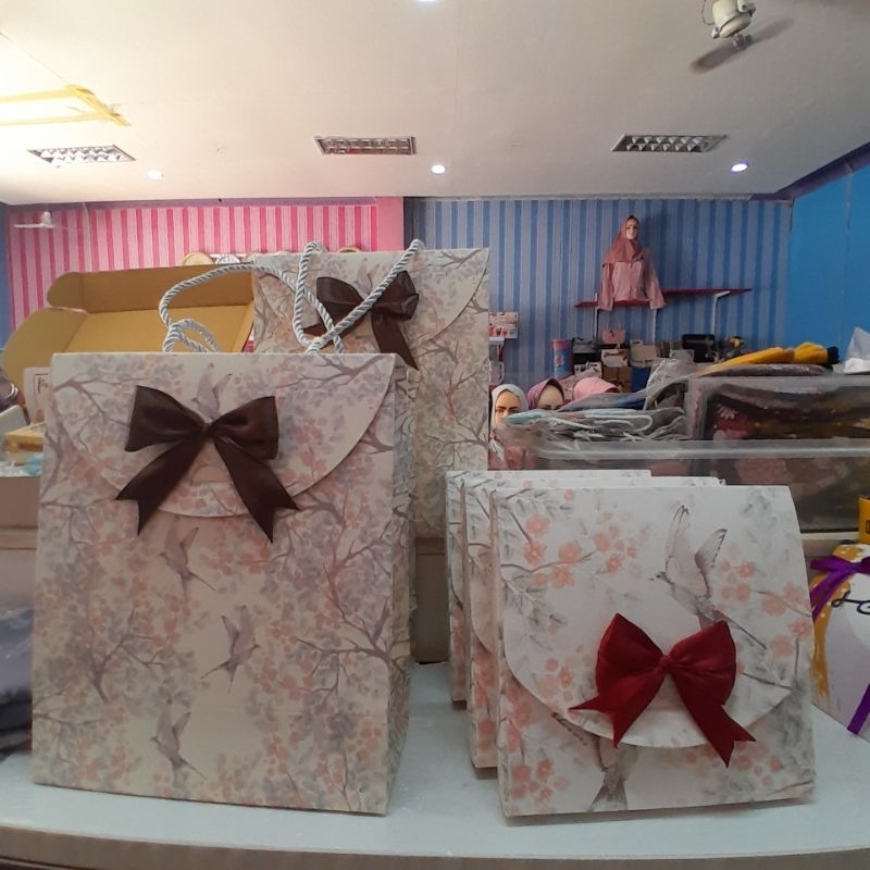 

BOX HAMPERS HIJAB CANTIK DAN EXLUSIVE