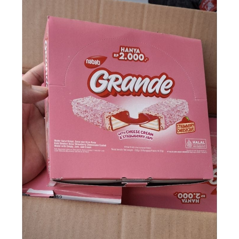 Nabati Grande Strawberry Cheesecake 1 Box (10 Pcs @ 22 Gram)
