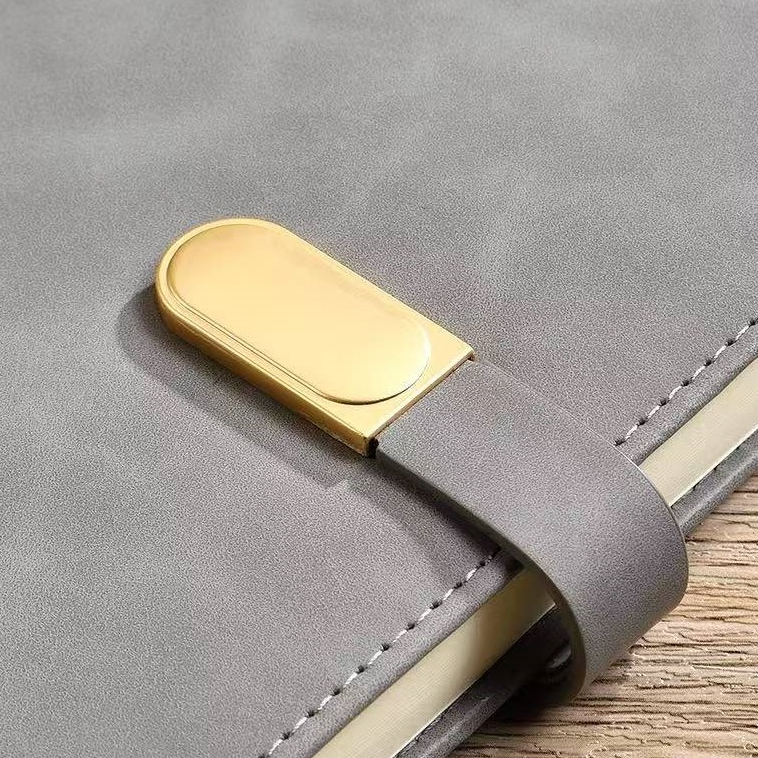 

[Whispers] Buku catatan kulit tahan air A5 baru, sampul kulit imitasi, desain gesper magnetis. Cocok