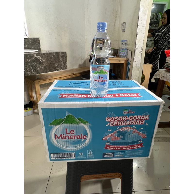 

LE MINERALE 600ml 600 ml 1 dus 24 botol Air mineral murah tanggung sedang