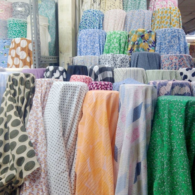 kain katun crinkle motif bunga - kain katun crinkle motif - kain bahan katun motif - kain katun Pari