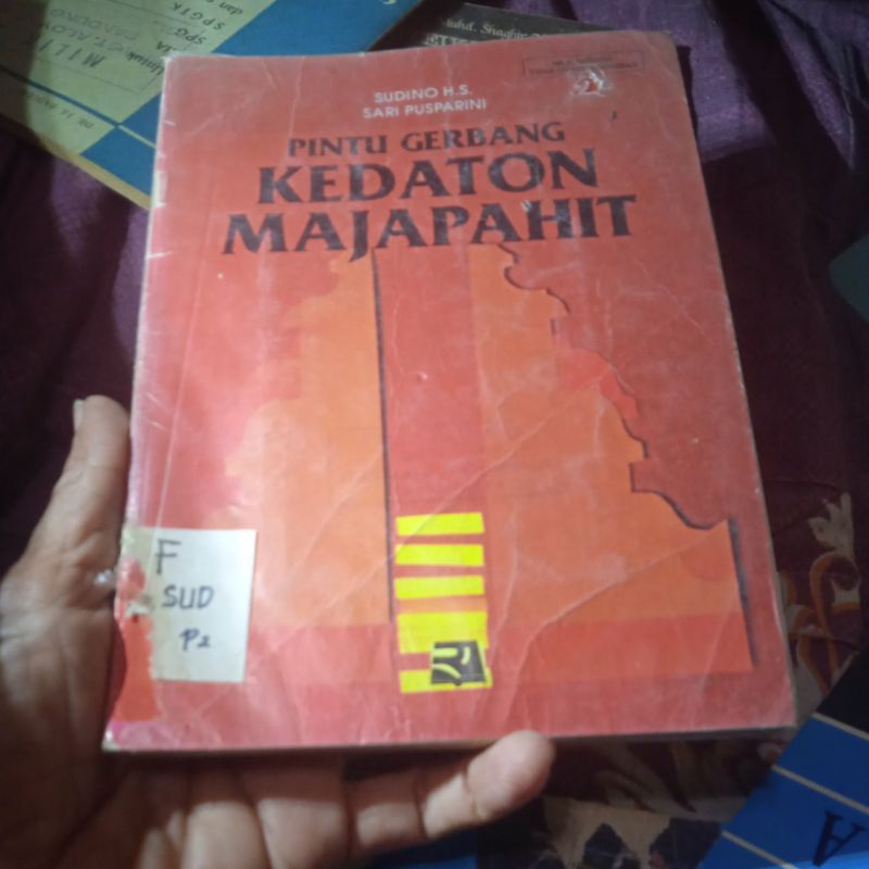 buku Pintu gerbang Kedaton Majapahit, cerita menarik, buku original jadul