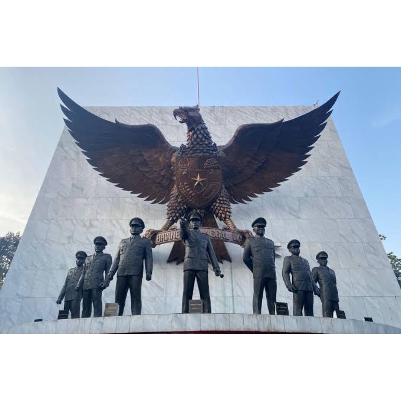 

kerajinan monumen tugu / bangunan / musium kardus REQUEST