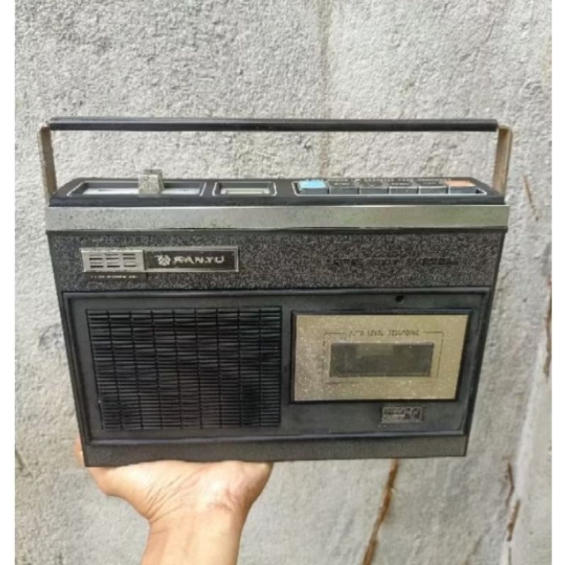 RADIO JADUL merk SANYO Barang Antik untuk Pajangan saja