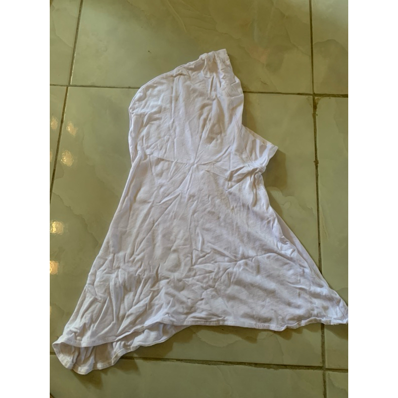 ciput, cadar tali, sarung tangan dan kaos kaki putih