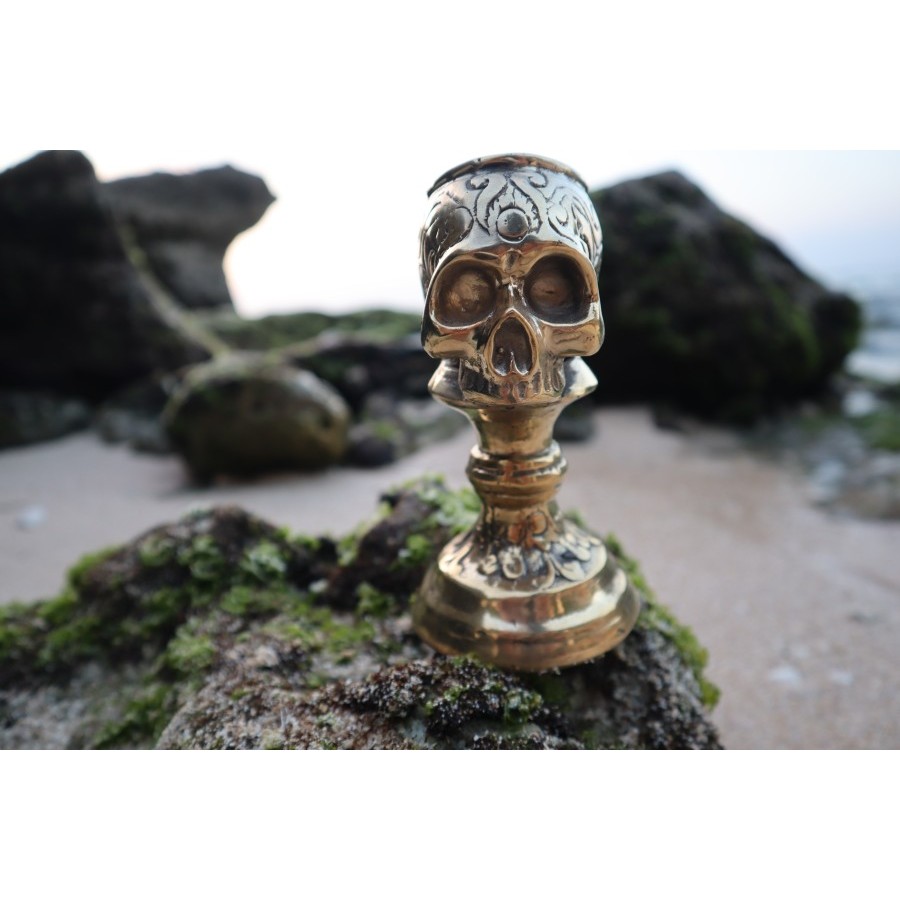 Tempat lilin kuningan tengkorak antik