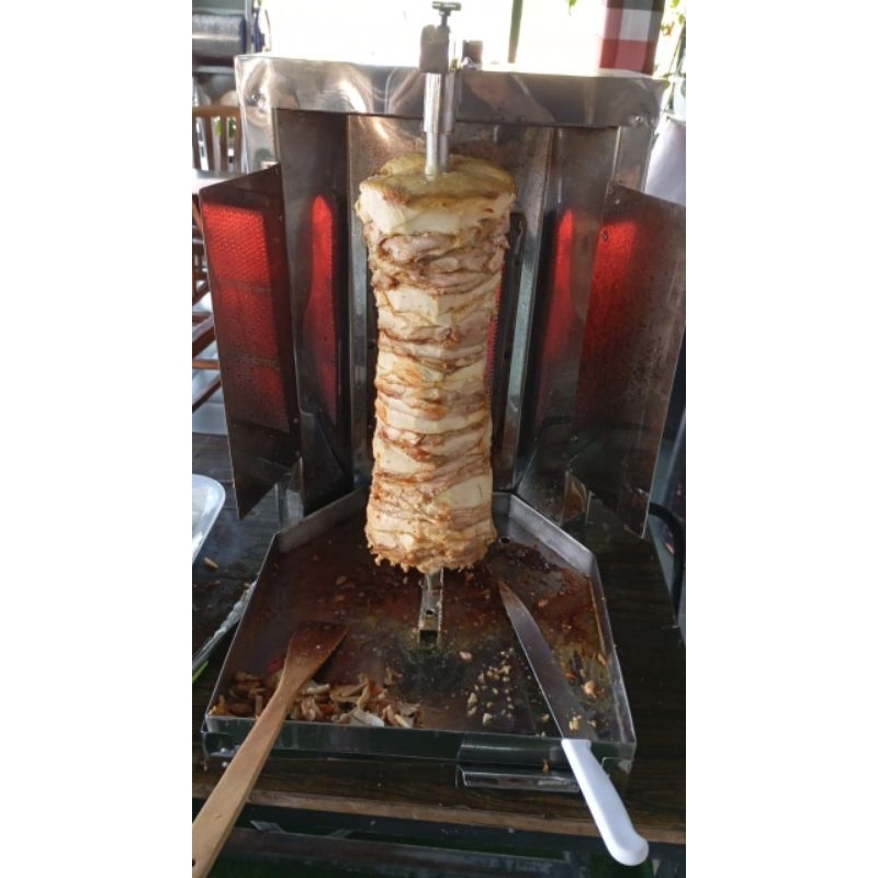 

Shawarma lezat disajikan dengan salad segar – perpaduan rasa yang menggugah selera