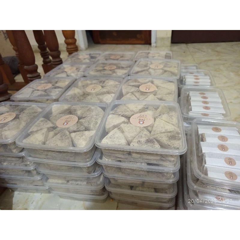 

Ladu Ketan asli 1kg bentuk segitiga