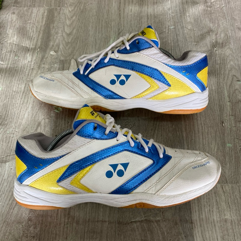Sepatu batminton