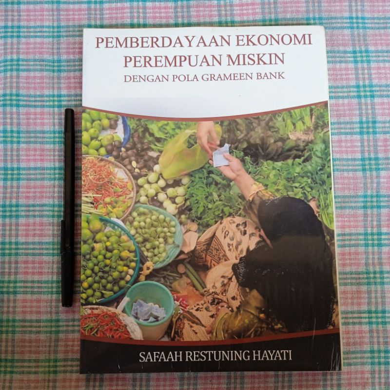 MEMBERDAYAKAN EKONOMI PEREMPUAN MISKIN DENGAN POLA GRAMEEN BANK BY SAFAAH RESTUNING HAYATI