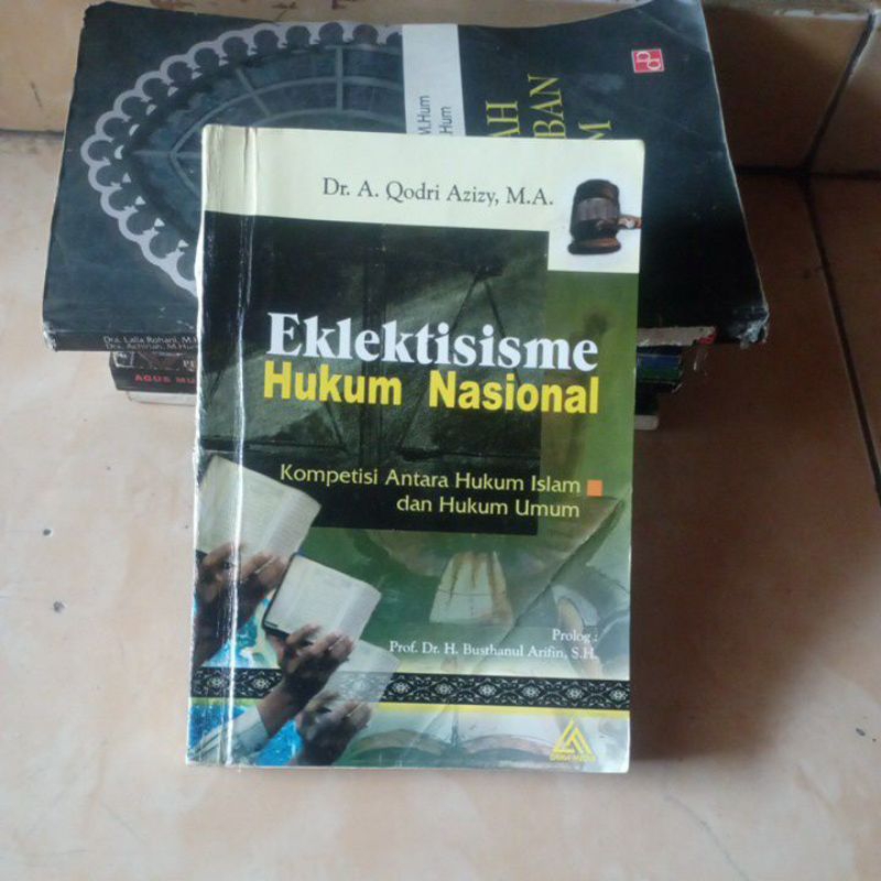 Eklektisisme Hukum Nasional Kompetisi antara Hukum Islam & Hukum Umum oleh Dr A Qodri Azizy Gama med