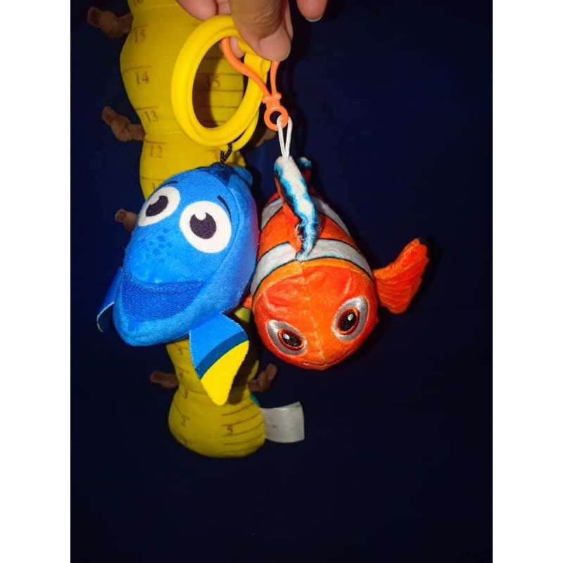 sepasang gantungan kunci boneka ikan Nemo dan Dory