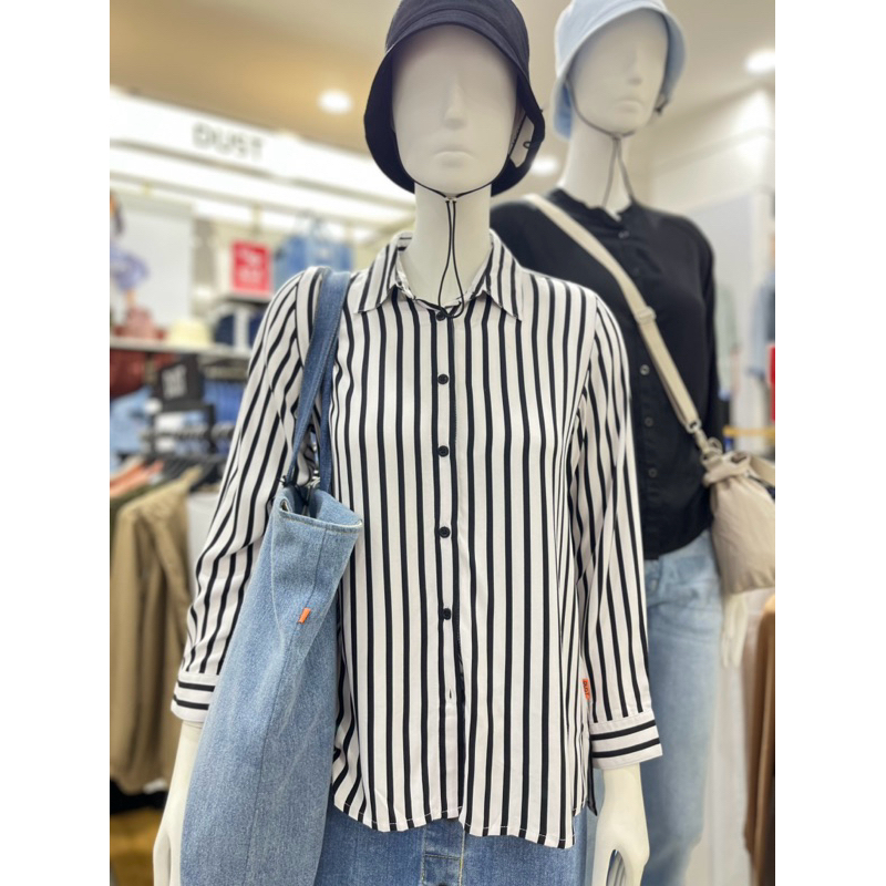 Kemeja Cewek motif Garis Hitam Putih merk DUST dari MATAHARI