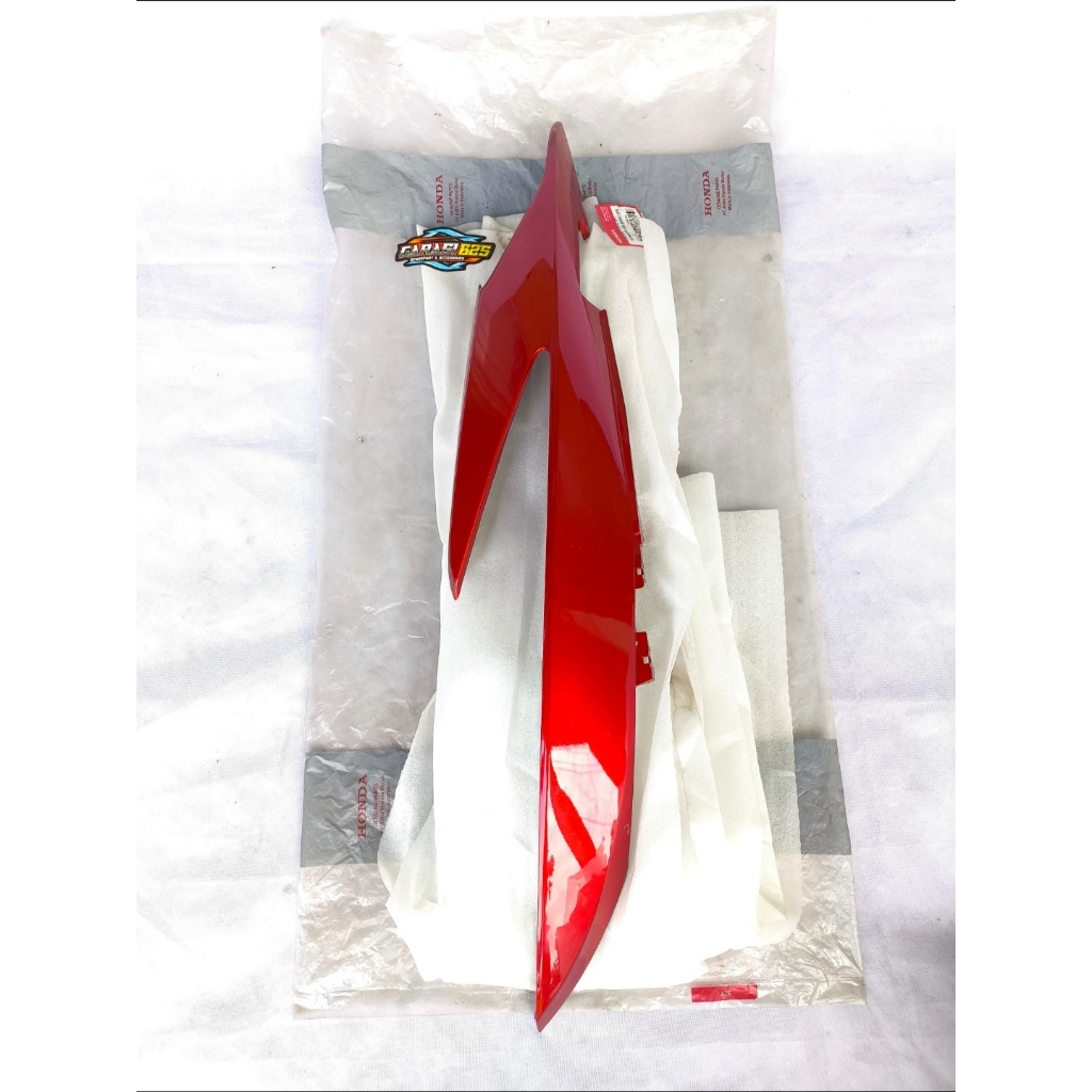 83500-KVB-930CSR Cover Body Belakang Kanan Merah Vario 110 CW Karbu Original AHM