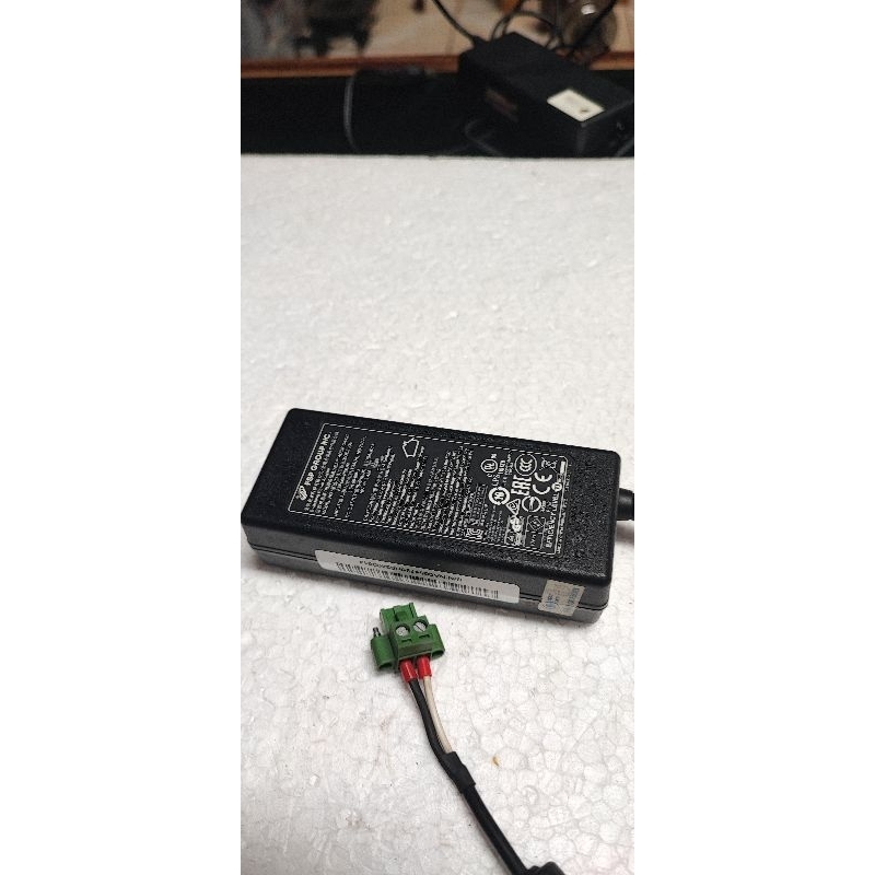 Adaptor FSP065-REBN2  19V 3,42A dengan konektor khusus.