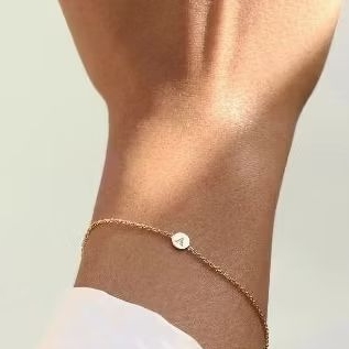 Gelang emas degan inisial huruf