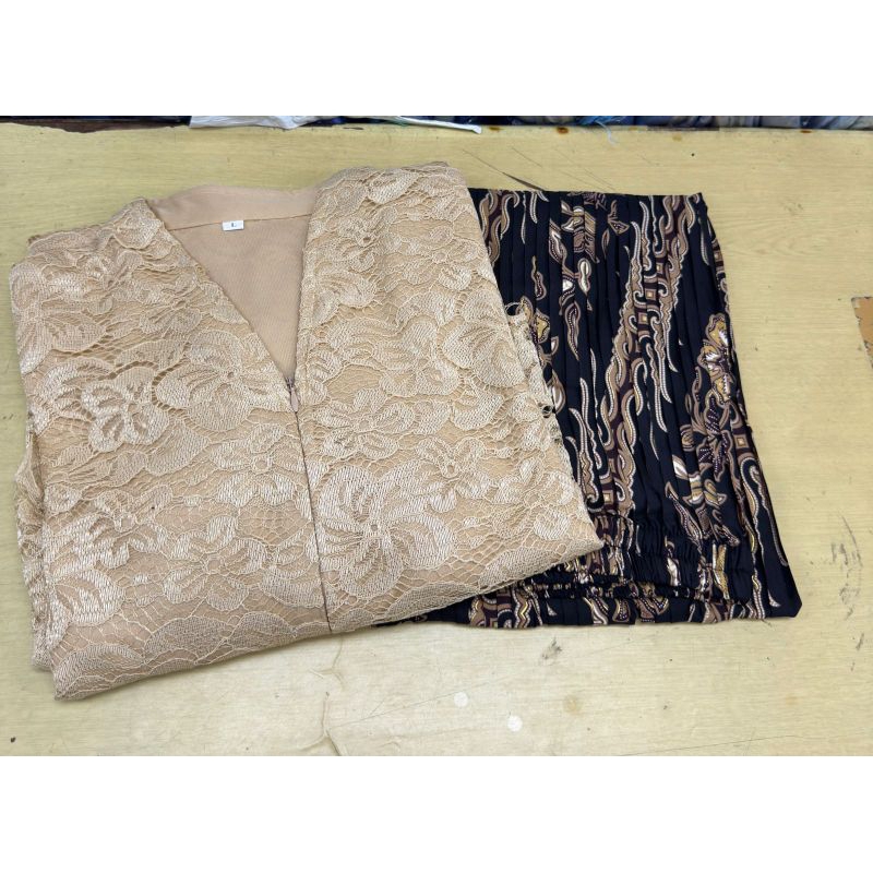 Kebaya tunik kurung brokat kerah V busui / kebaya setelan brokat modern / kebaya tunik burgundy hita