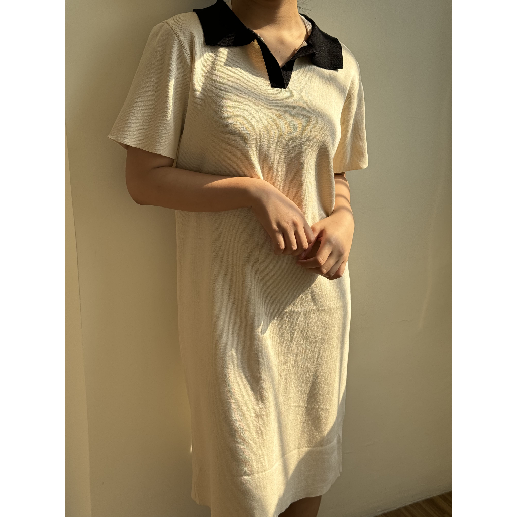 Dress Rajut Casual Kerah Hitam – Cream Elegant | Midi Dress Cewek Santai Chic