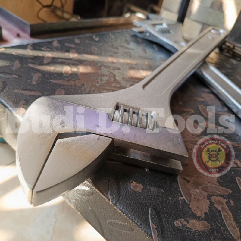 Adjustable Wrench Sands 24 Inch / Kunci Inggris 600 Mm