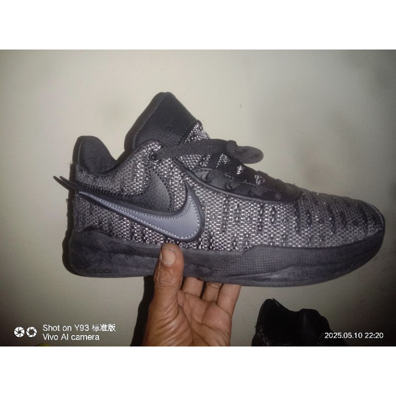 sepatu hitam kobe
