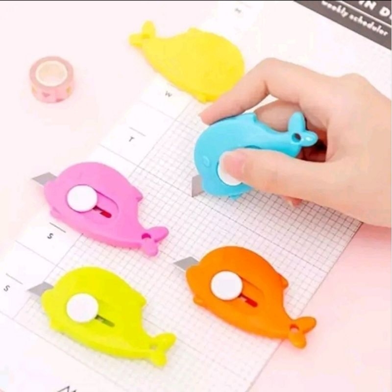 

PISAU CUTTER MINI KARAKTER/PISAU ALAT PEMOTONG KERTAS MINI/PISAU KARAKTER PACKING UNBOXING PAKET KECIL