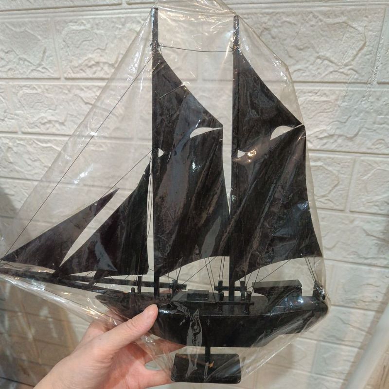 Miniatur Kapal Phinisi Kayu Besar Kerajinan Khas Sulawesi