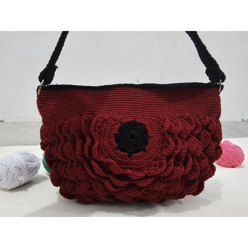 Tas Rajut Handmade Motif Bunga 3D – Tas Selempang Elegan Wanita Warna Merah Marun