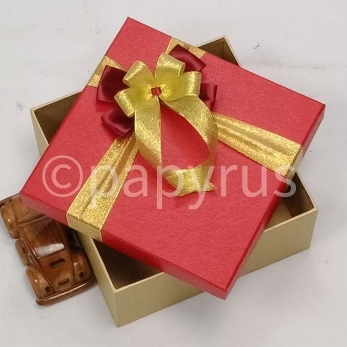 

PAPYRUS Kombinasi 22,5x22,5 Tinggi 10cm Kotak Kado Gift Box V2