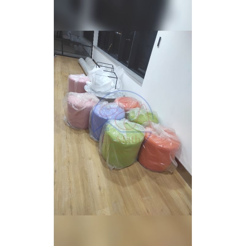 Tempat Duduk / Ottoman Bulat Aksen Pink