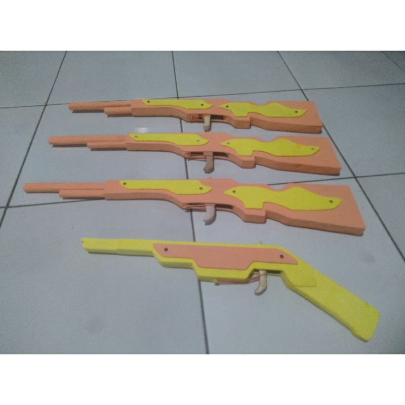Mainan pistolan tembakan kayu peluru karet gelang