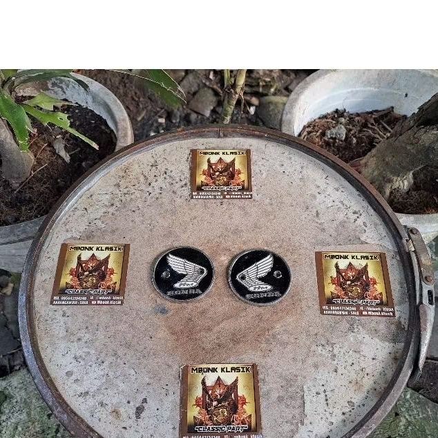 emblem tangki honda s90 castrol ORIGINAL emblem tangki s90 castrol logo tangki honda s90 castrol