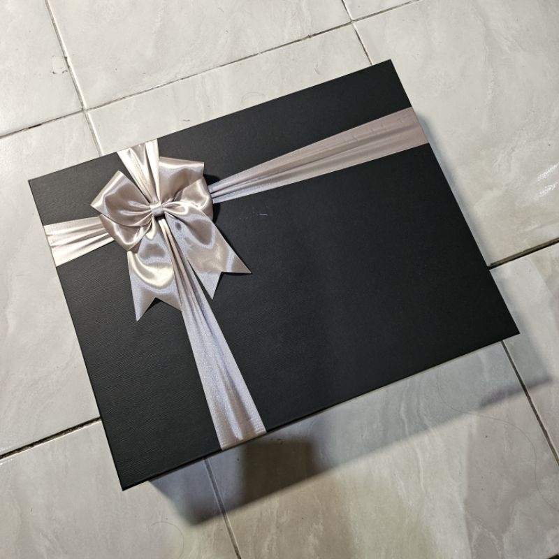 

Kotak Kado Hadiah Exclussive Hitam Pita Silver Bahan Hardbox Karton Keras