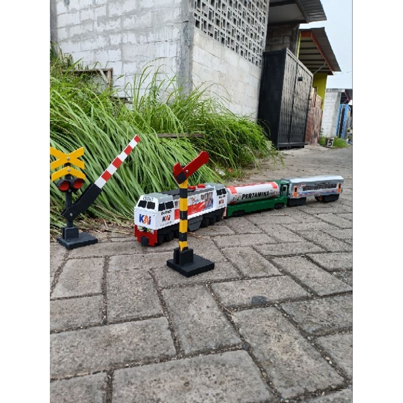 Lokomotif CC206 versi white orange+1gerbong penumpang+1 Pertamina+1palangpintu+1 lampu sinyal- Minia