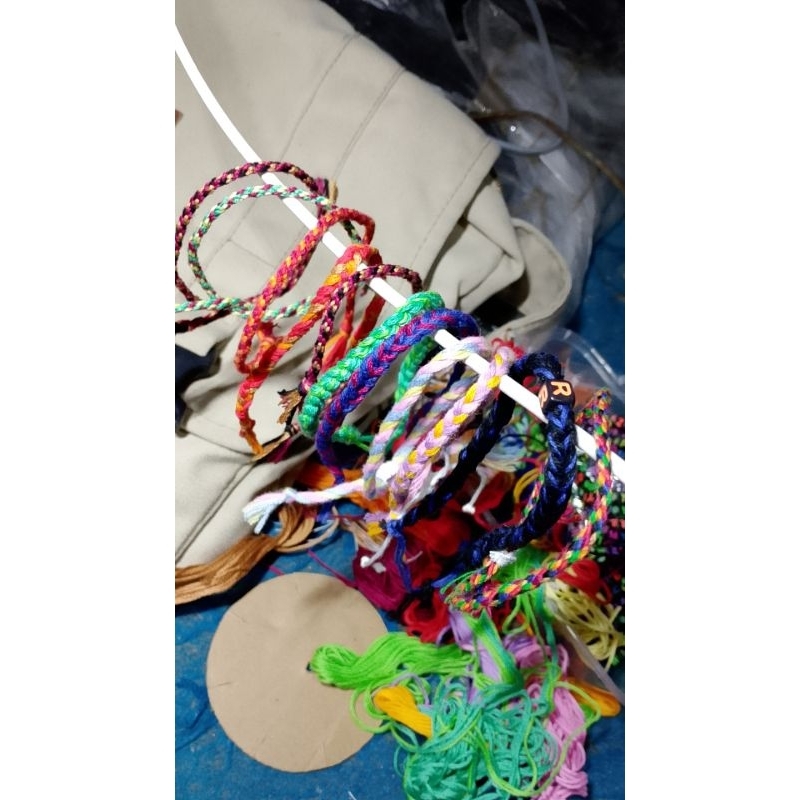 gelang tangan benang