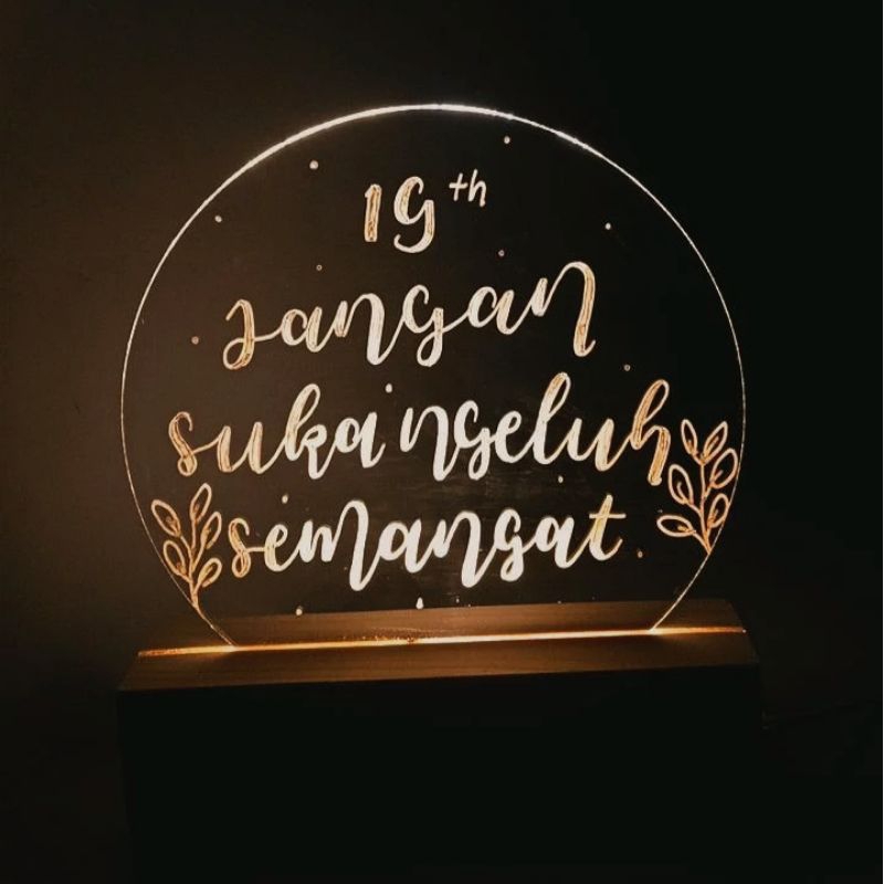 Acrylic LED Lingkaran | KADO WISUDA | KADO AKRILIK CUSTOM | KADO WISUDA | KADO NIKAHAN