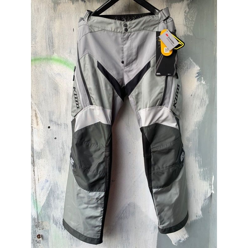 CELANA KLIM DAKAR MONUMENT GREY DAN BLACK